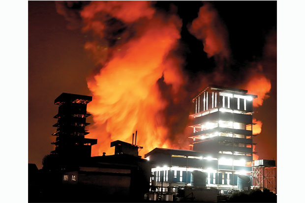 Pabrik Sinar Mas Terbakar Hebat