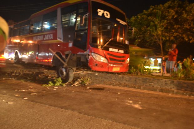 Kebut-kebutan, Bus Seruduk Pembatas Jalan di Pandeglang