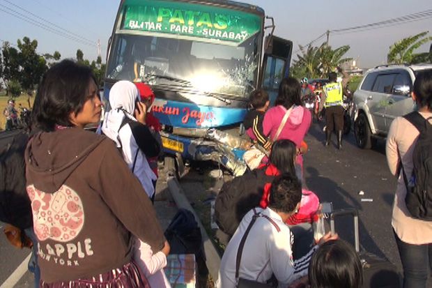 Bus dan Dua Minibus Tabrakan Beruntun di Jombang