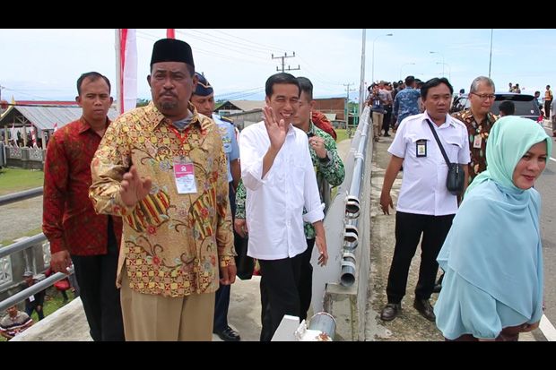 Jokowi Bagi-Bagi Sembako dan Baju Lebaran di Aceh