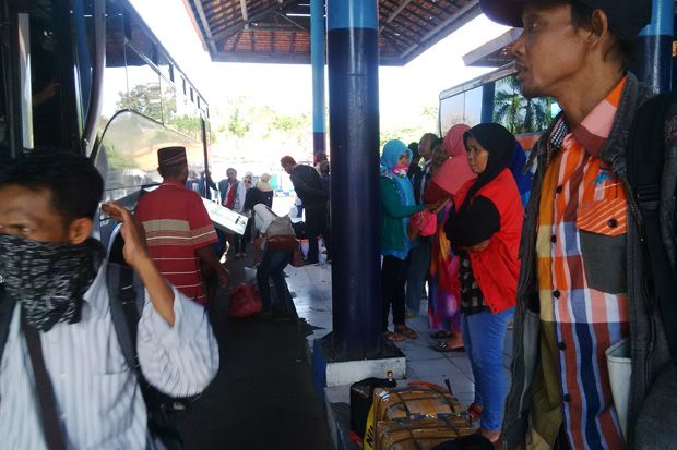 Puluhan Pemudik Telantar di Terminal Pamekasan