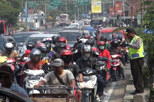 Gantian Lintasi Jembatan, Antrian Kendaraan Pemudik Tujuan Surabaya Mengular