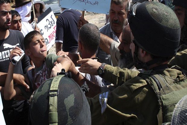 HRW: Israel Tangkapi Bocah-bocah Palestina dengan Granat