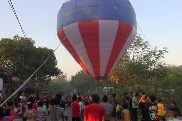 Tradisi Unik Melepas Balon Udara Menutup Lebaran di Jombang