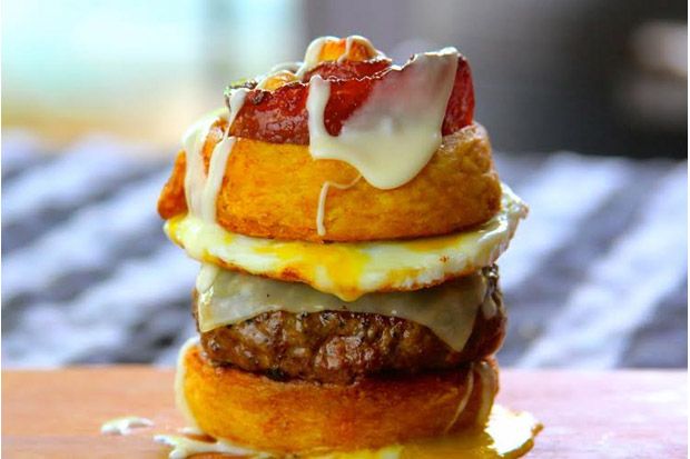 Sensasi Manis Gurihnya Candied Bacon Cinnamon Roll Burger