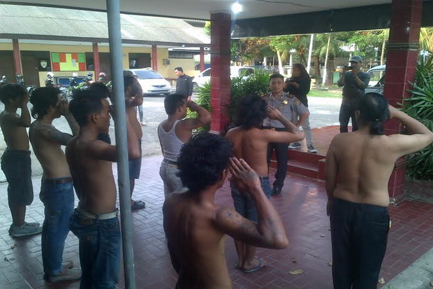 9 Preman di Palembang Dihukum Hormat Bendera dan Nyanyi Indonesia Raya