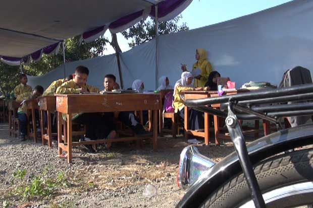 Sekolah Nyaris Roboh, Siswa SD Belajar di Tenda Darurat