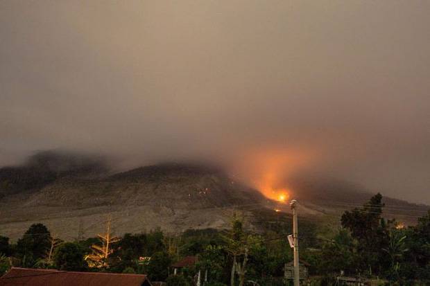 Desa Simacem Terbakar Diterjang Awan Panas Sinabung
