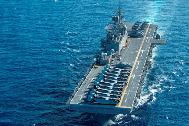 Kapal Induk AS USS Bonhomme Berwisata ke Bali