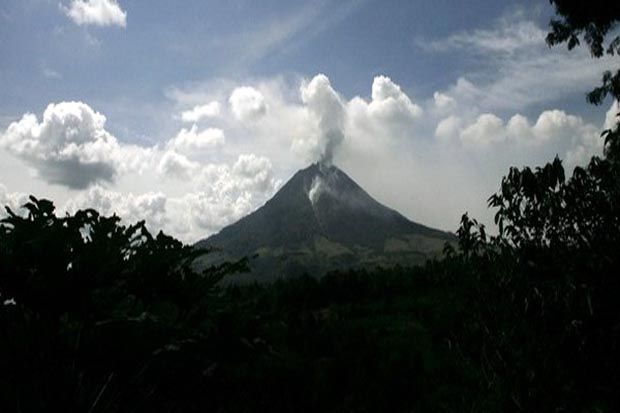 Gas Berbahaya Selimuti Puncak Gunung Slamet