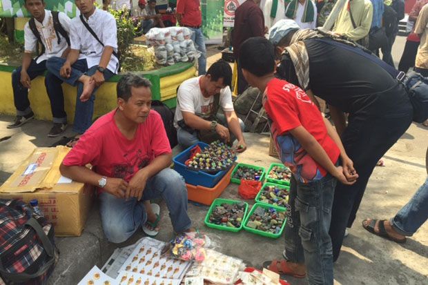 Pedagang Batu Akik Mencari Berkah di Arena Muktamar NU