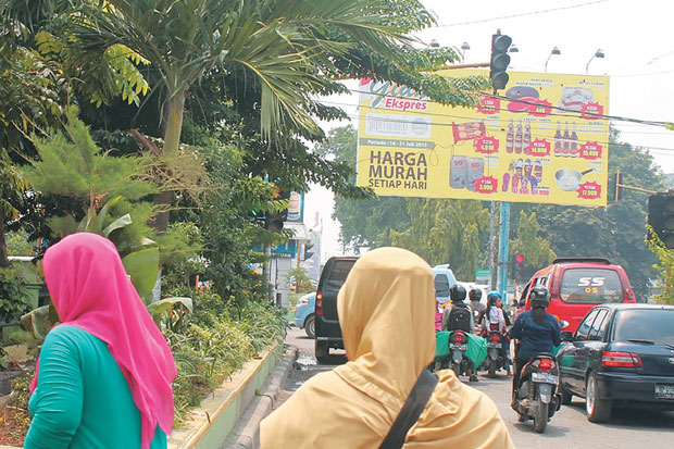 Traffic Light Depan Pasar Aksara Tertutup Ranting Pohon