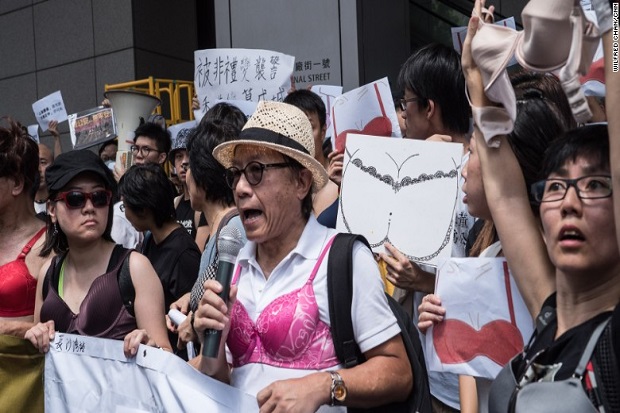 Serangan Payudara Wanita Hong Kong ke Polisi Panen Dukungan