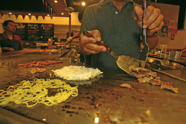 Seru Bersantap di Bar Okonomiyaki