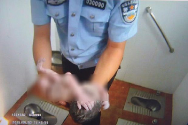Polisi Pahlawan Beijing Selamatkan Bayi yang Dibuang di Toilet