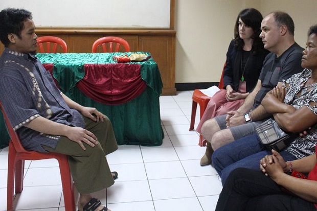 Pertemuan Emosional Ali Imron dan Kerabat Korban Bom Bali