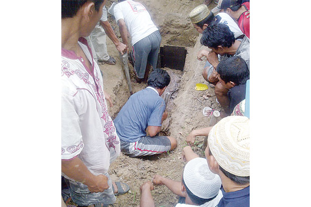 Soal Pilkades, Makam Orang Tua Lawan Dibongkar