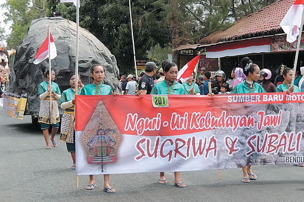Sugriwo dan Subali Ramaikan Karnaval Wates
