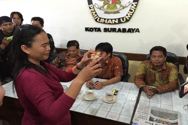 Wah, KPU Kota Surabaya Dihadiahi Obat Kuat