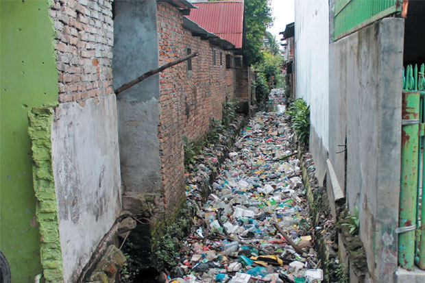 Sampah Menggunung di Drainase Jalan Denai