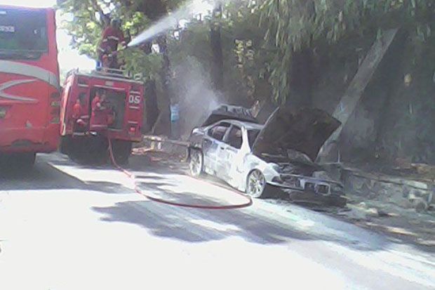 Sedan BMW Terbakar di Jalan Raya Subang-Bandung
