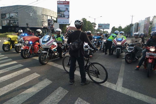 Aksi Berani Pesepeda Hadang Rombongan Moge di Yogya