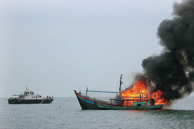 Tiga Kapal Illegal Fishing Diledakkan