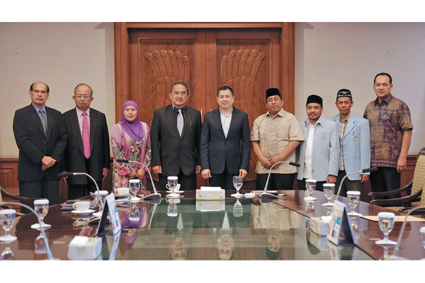 Dunia Melayu Dunia Islam Undang HT Jadi Pembicara