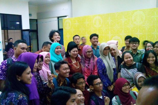Mahasiswa UI Sibuk Selfie Bareng SBY & Ani Yudhoyono