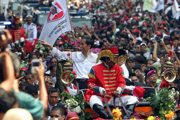Longgarkan Syarat Pekerja Asing, Jokowi Tak Pro Pekerja Lokal