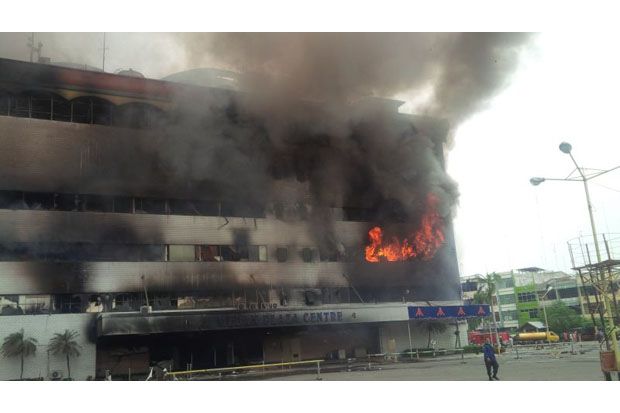 12 Jam Api Berkobar, Gedung Medan Plaza Rawan Runtuh