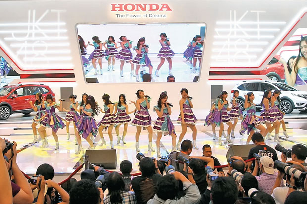 JKT48 Getarkan Booth Honda