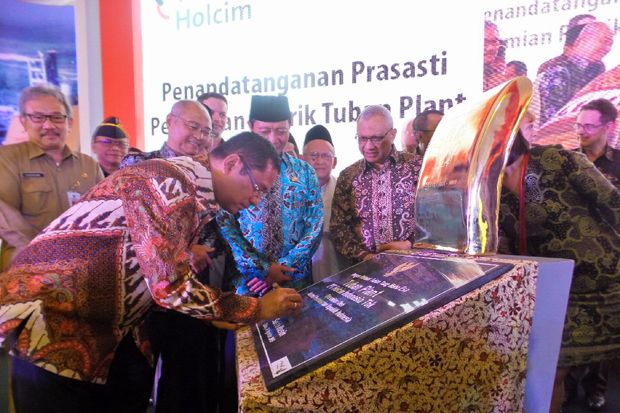 Industri Semen Percepat Pembangunan Indonesia Timur