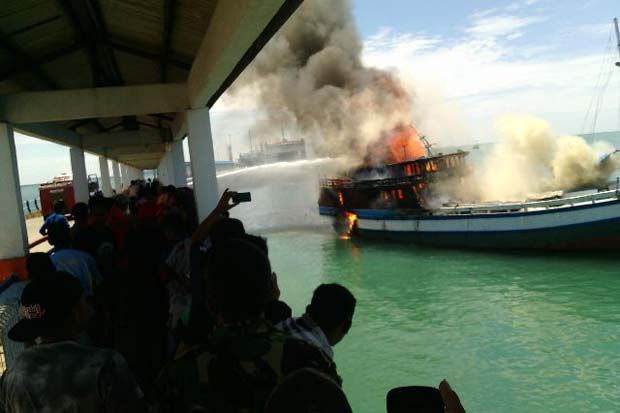 KMP Dua Putri Terbakar di Pelabuhan Bajoe