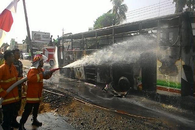 Bus Terbakar, Puluhan Penumpang Sinar Mandiri Berhamburan