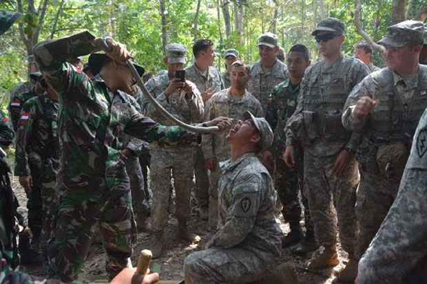 Prajurit TNI Beri Minum Tentara Amerika Darah Ular Kobra