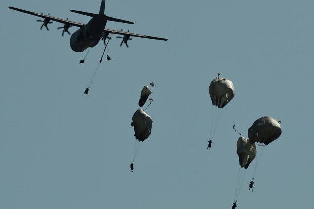 Ribuan Pasukan Terjun Payung NATO Manuver di Langit Jerman