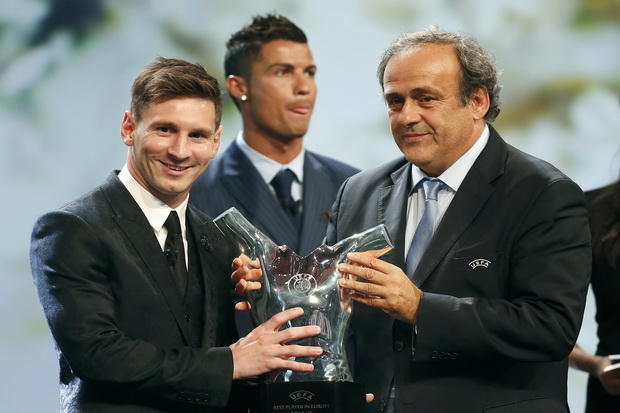 Kembali Pecundangi Ronaldo, Messi Sabet Pemain Terbaik Eropa 2015