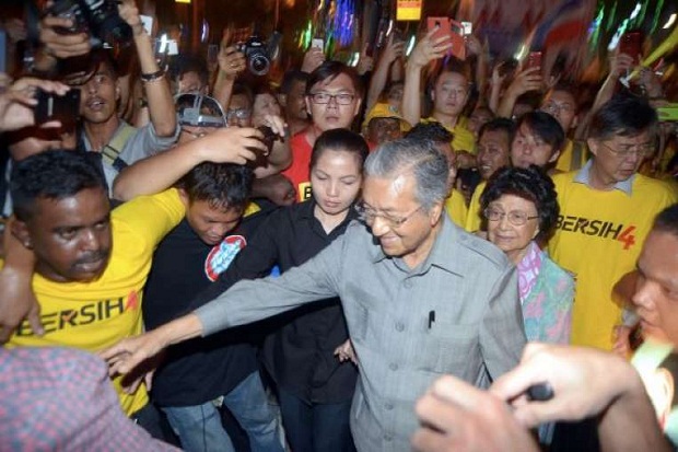 Mahathir Muncul di Demonstrasi Anti Najib