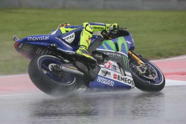 Rossi Menang Sensasional Saat Guyuran Hujan di Silverstone