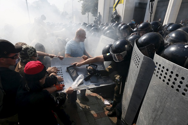 Ukraina Rusuh, 50 Polisi Luka-luka