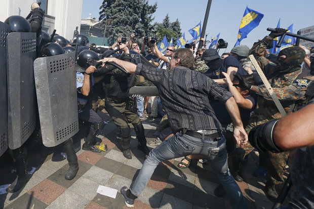 Satu Polisi Tewas Dalam Bentrokan di Ukraina