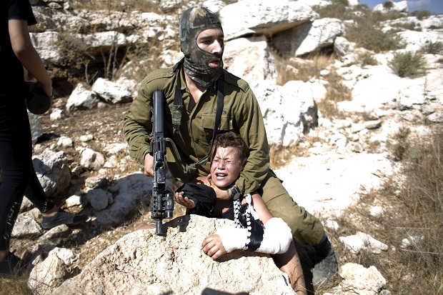 Foto Tentara Israel Cekik Bocah Palestina Hebohkan Dunia