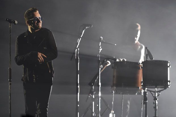 Bono U2 Terancam Tak Bisa Lagi Main Gitar