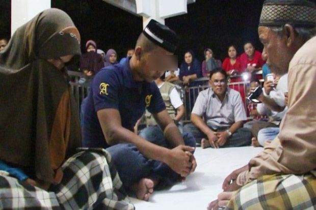 Pasangan Mesum di Aceh Barat Ini Dinikahkan dan Didenda