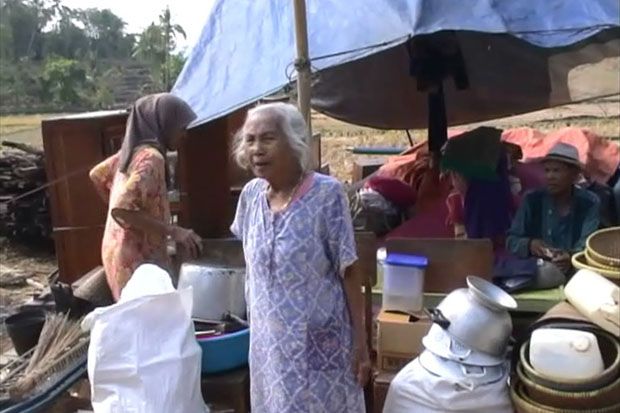 Sepasang Kakek dan Nenek Terpaksa Tinggal di Tenda Darurat