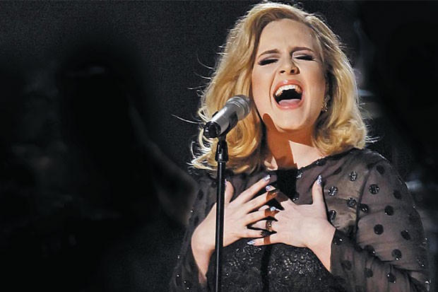 Adele Kembali Bernyanyi