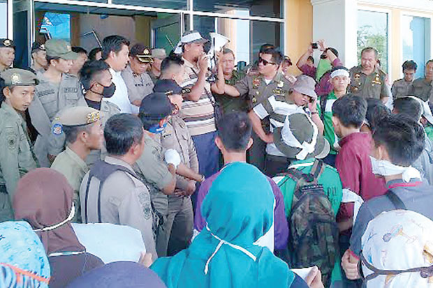 Massa Ampuh Tuntut Ketegasan Penjabat Bupati