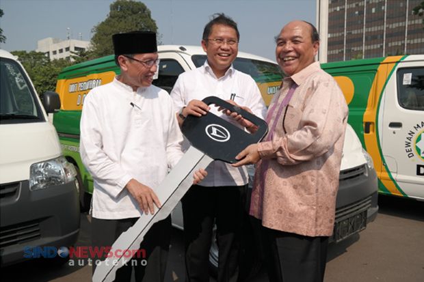 Daihatsu Serahkan 50 Gran Max untuk Dewan Masjid Indonesia