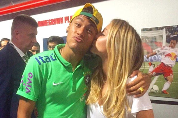 Saudara Kembar Petenis Seksi Cium Pipi Neymar